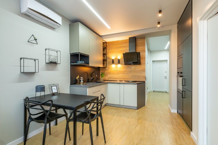 Cozinha e sala de estar com decoração moderna, móveis embutidos e mesa e cadeiras de metal