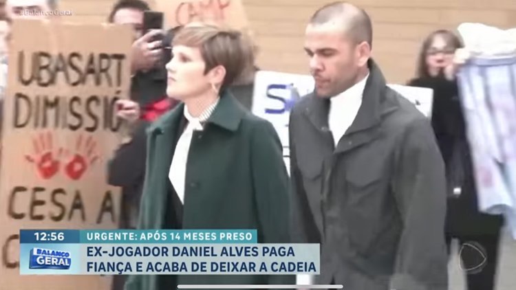 Daniel Alves é solto após pagar fiança milionária.
