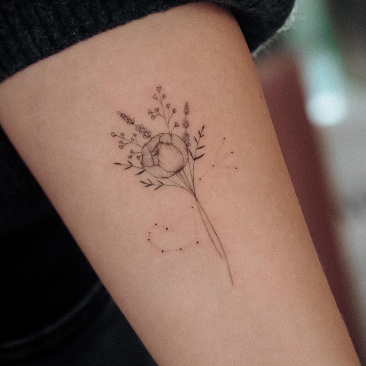 Tattoo de constelação do signo de Escorpião, cores: preto. Com ramo de flores e rosa