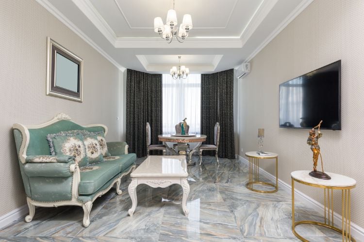 Sala com decoração clássica, móveis robustos, ornamentos e mais