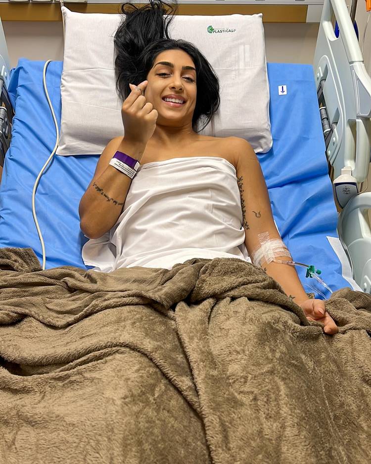 Ex-BBB Amanda Djehdian em maca pós cirurgia para tratar lipedema