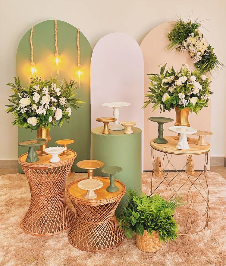 Decoração verde e dourado para aniversário de 50 anos bem bonito porém ainda não está decorado com os bolos e doces