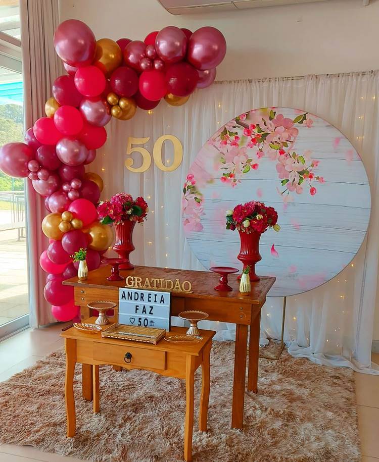 Festa de aniversário 50 anos Gratidão, pink, dourado, mesa de madeira