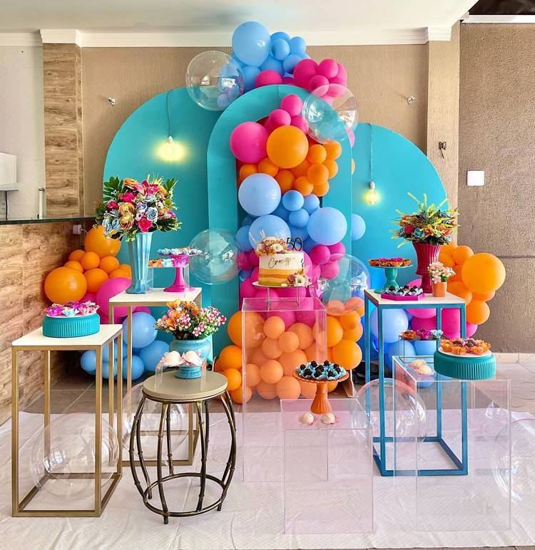 Festa colorida de aniversário de 50 anos laranja pink azul e dourado
