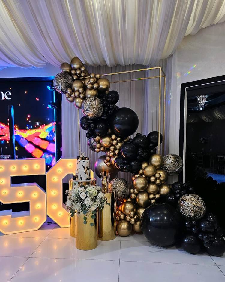 Festa de 50 anos nas cores Dourado e Preto em um salão