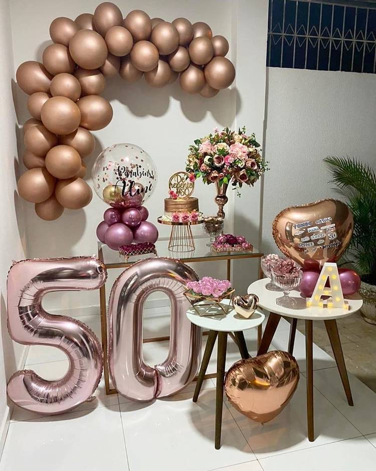 Balões dourados, rosa, decoração com o nome "Aline", balões, bolo e flores.