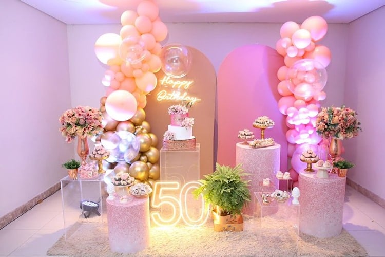 Festa de aniversário de 50 anos rosa e dourado