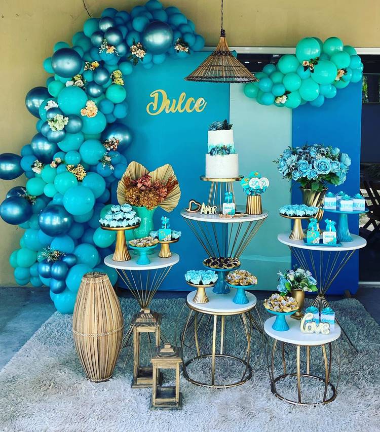  festa azul Dulce aniversário decorativo com rosas doces e bolos
