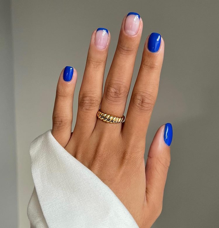 Unhas decoradas em tons de azul com francesinha