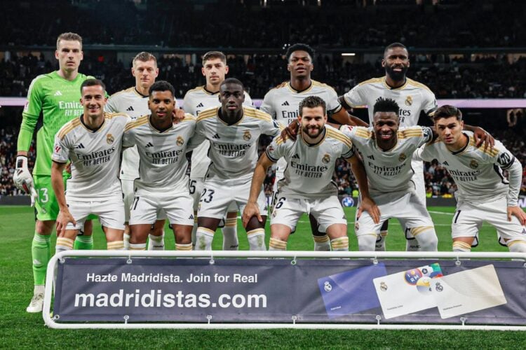 Time do Real Madrid posando para foto oficial pré-jogo