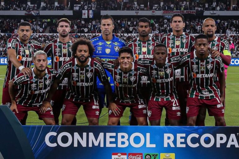 Time do Fluminense tirando foto pré jogo da Recopa