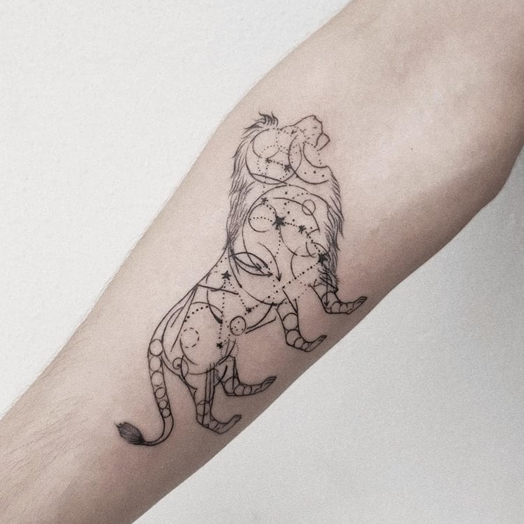 Tattoo de constelação do signo de  Leão, cores: preto. Com a constelação no meio de um leão