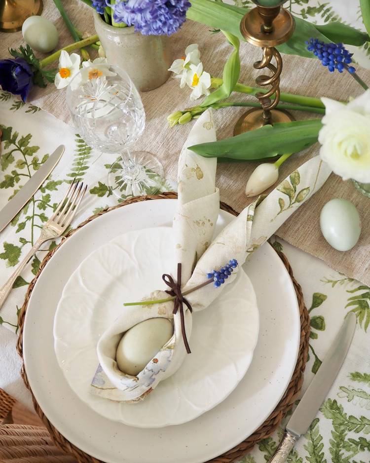  prato em mesa posta almoço de Páscoa com guardanapo decorativo em formato de orelhas de coelho
