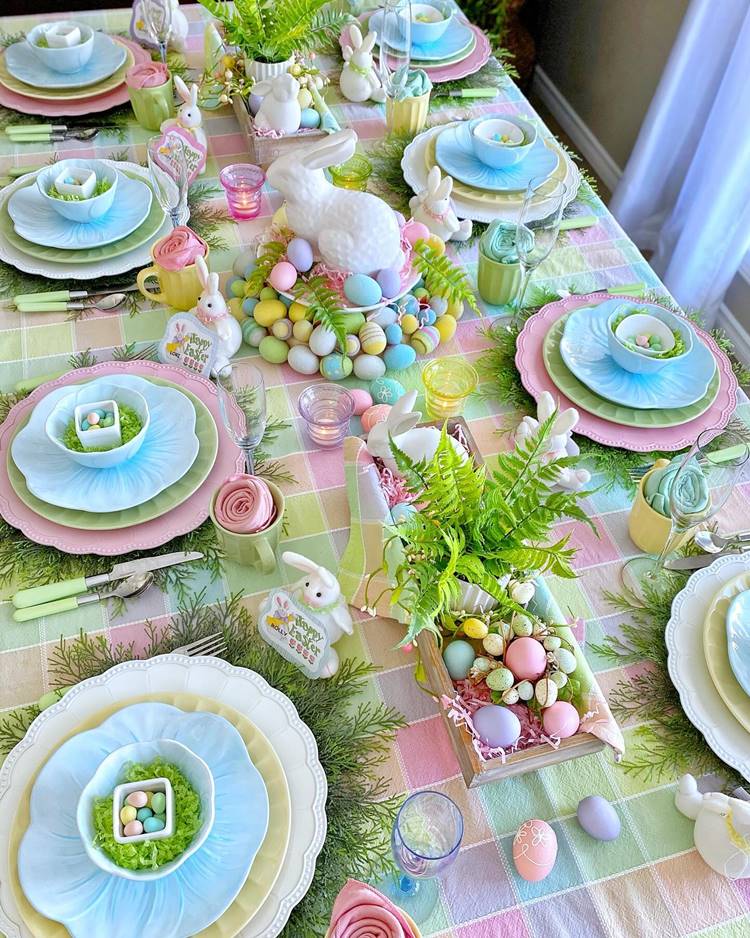 mesa posta colorida de Páscoa com ovos coloridos pintados taças toalha colorida e pratos coloridos
