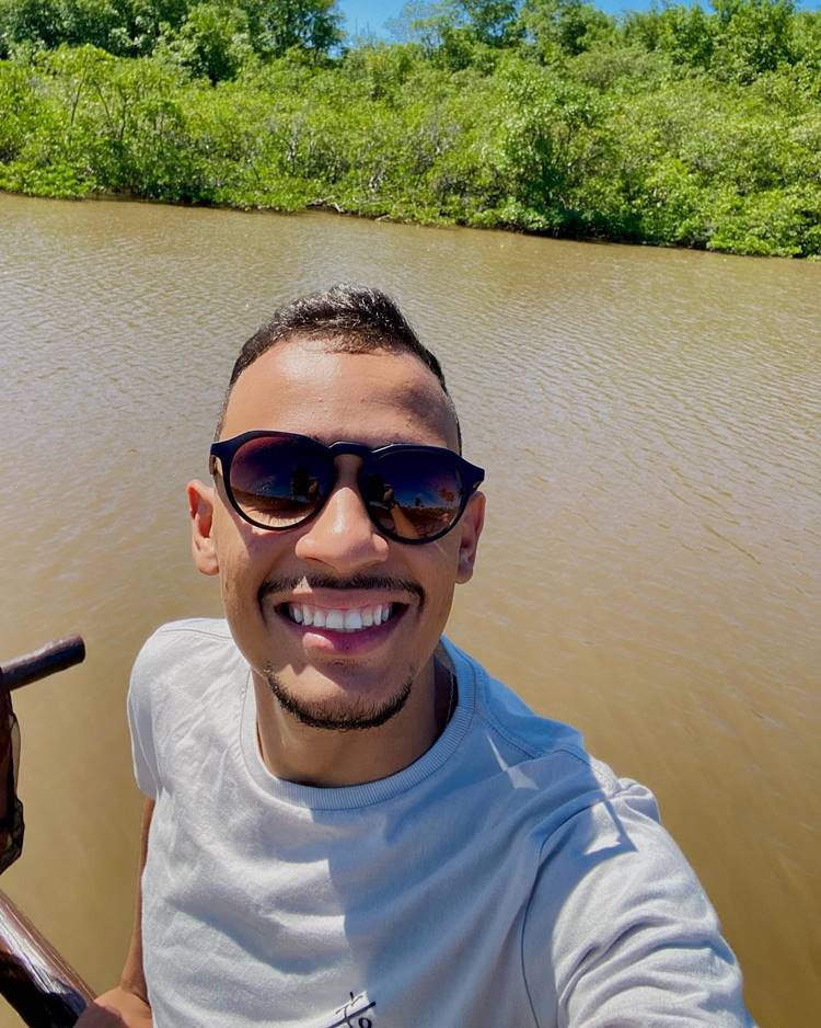 Namorado de Pitel, Weslley Toledo, em selfie com fundo de rio