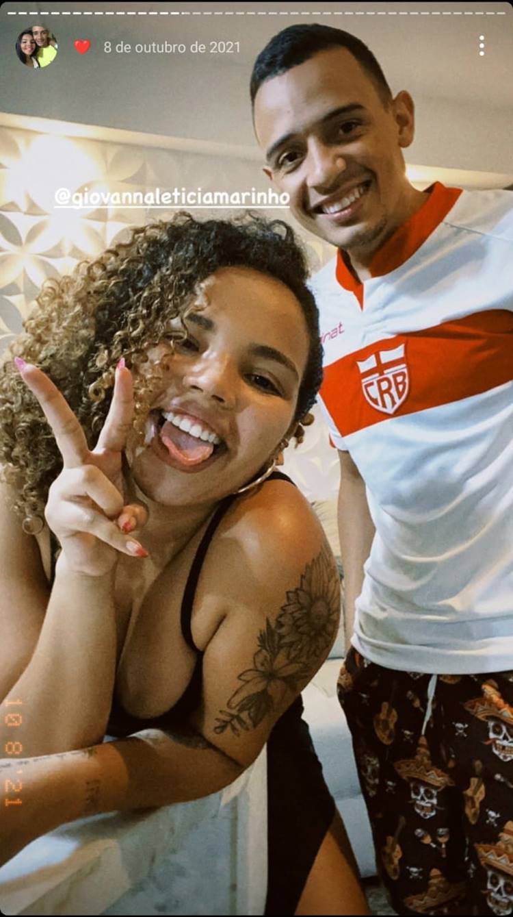 Pitel do BBB 24 e seu namorado em selfie, ele usa camiseta de time Clube de Regatas Brasil
