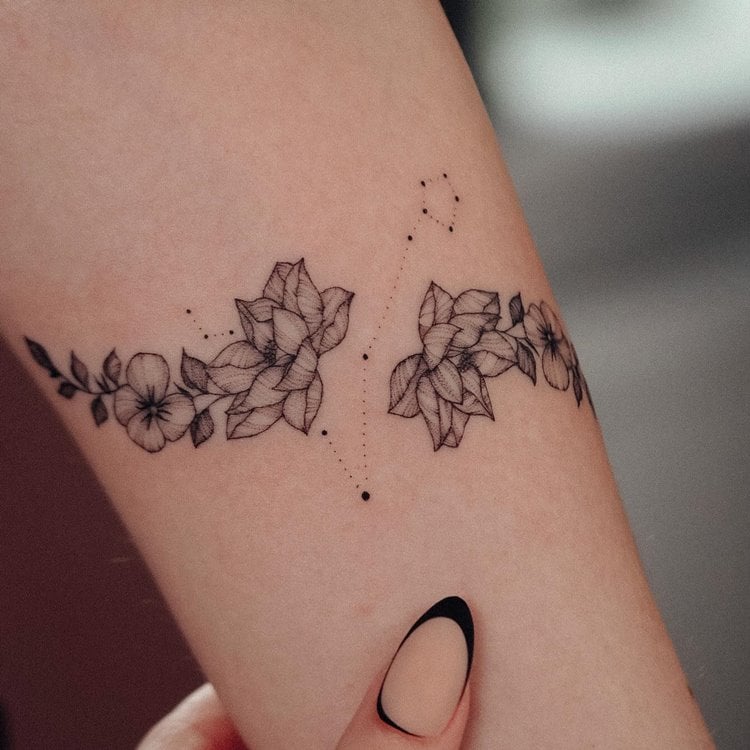 Tattoo de constelação do signo de Peixes, cores: preto. Com rosas
