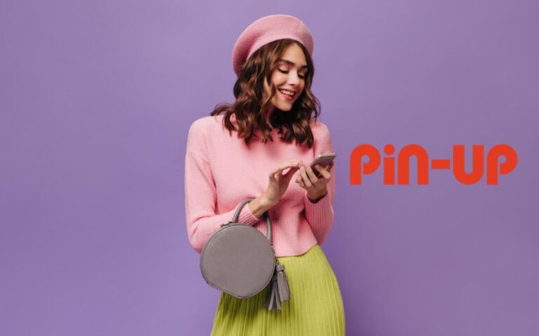 fundo roxo com foto de mulher segurando celular e checando probabilidade das casas de aposta Pin-up