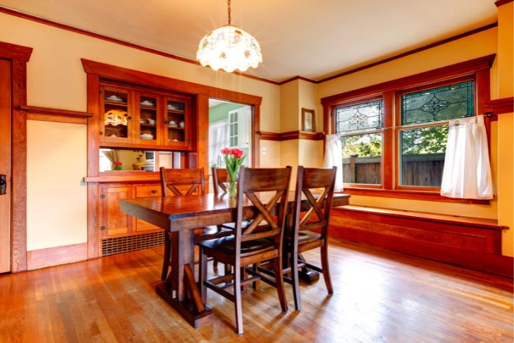 Sala de jantar com chão e móveis de madeira rústica