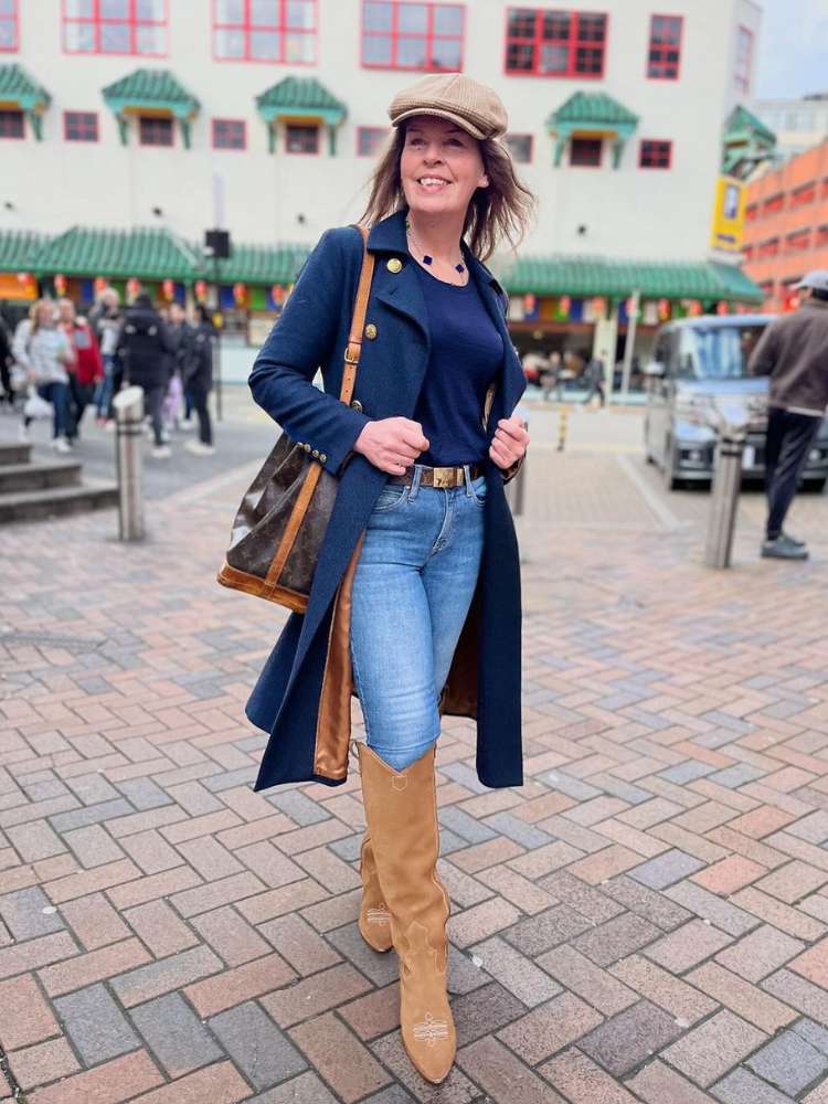 Mulher exibe sapato com calça jeans