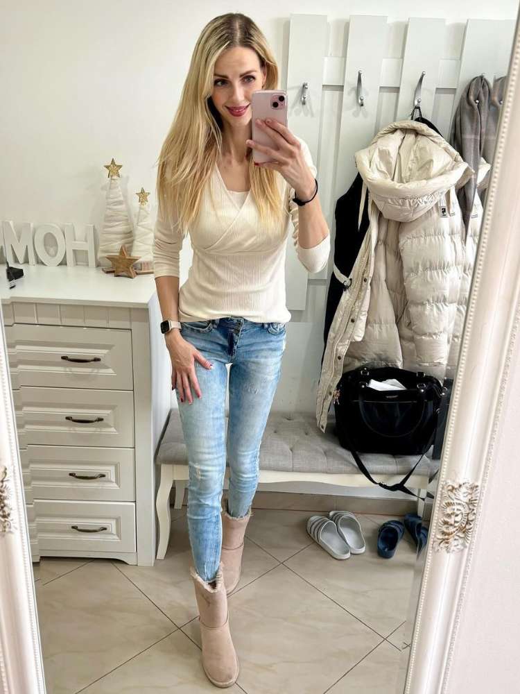 Mulher exibe sapato com calça jeans