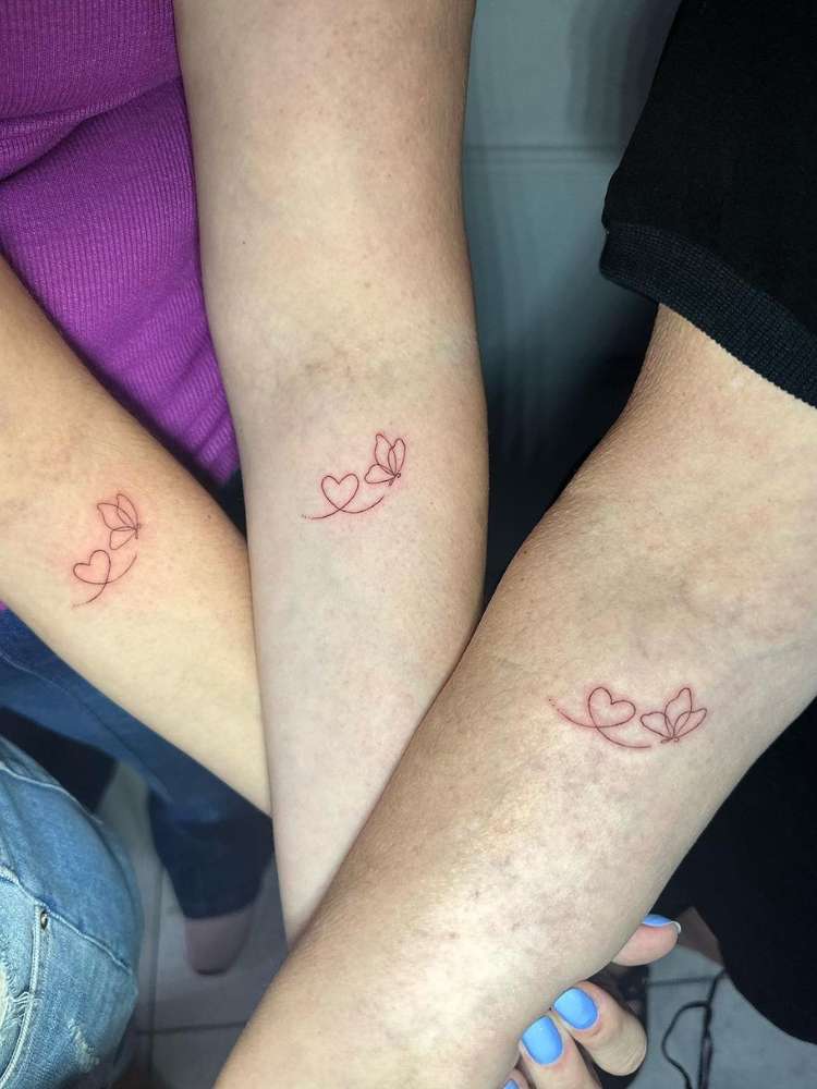 Opção de tatuagem de amigas