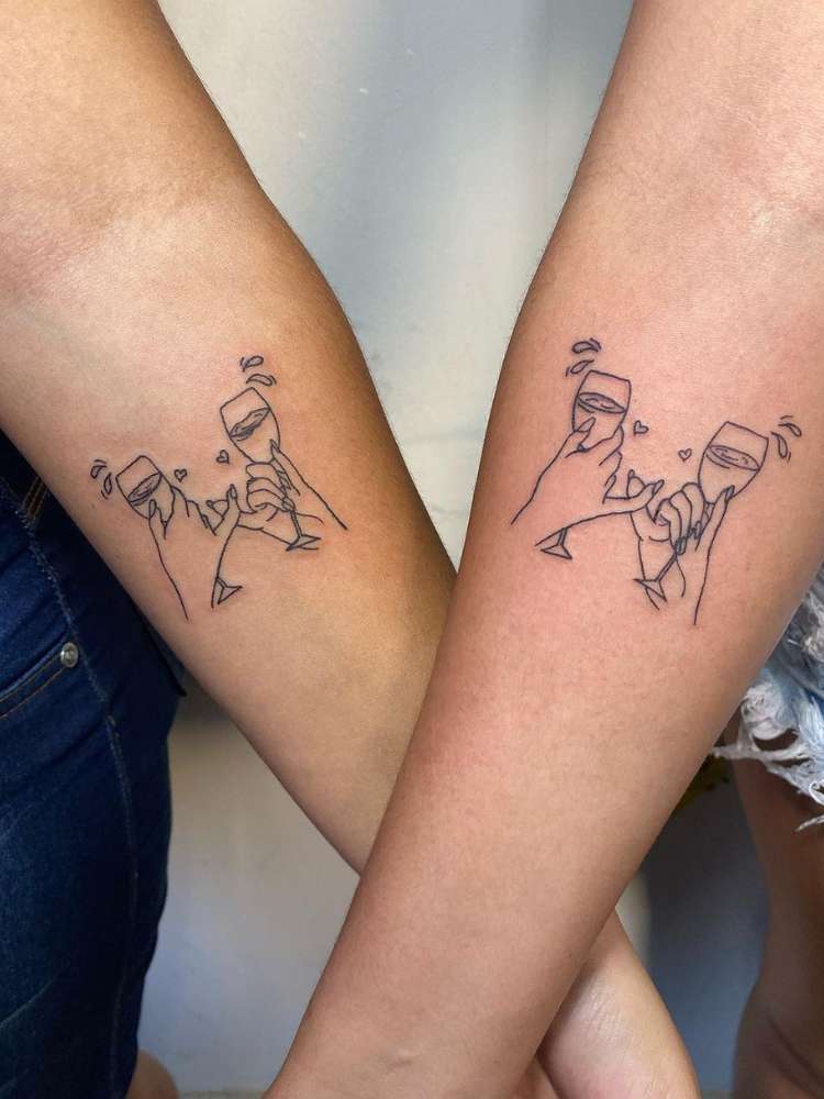 Opção de tatuagem de amigas