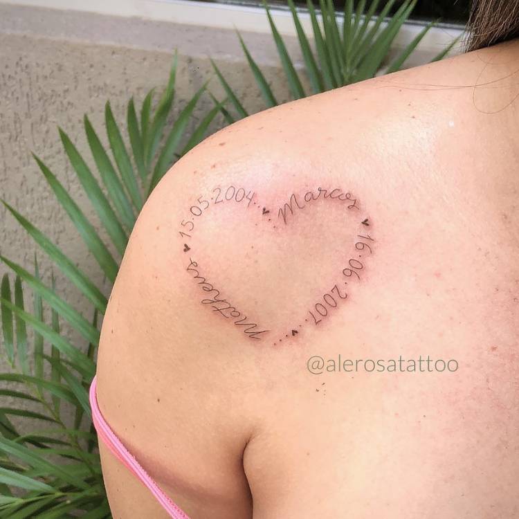 Mulher de pele clara com tatuagem em formato de coração no ombro escrito"15.05.2004.Marcos.16.06.2007.Matheus"