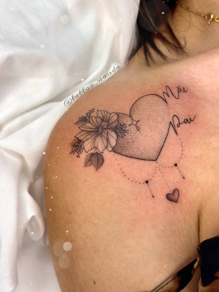 Pessoa de pele clara com ombro tatuado com coração sombreado, flores e escritos "mãe" e "pai"