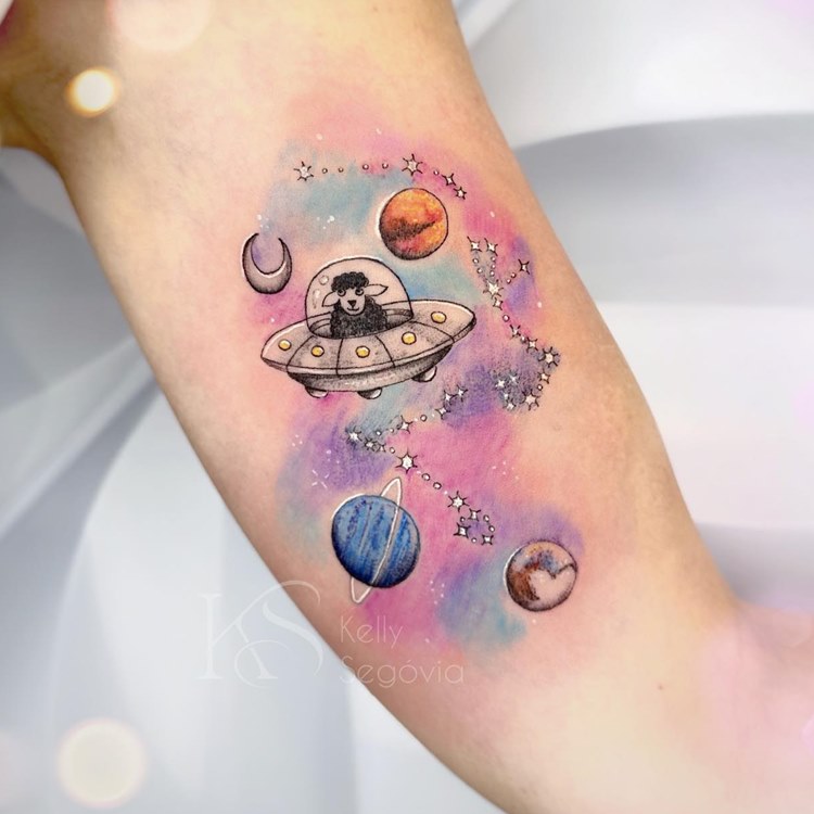 Tatuagem constelação signo de escorpião. Planetas, lua e nave com ovelha