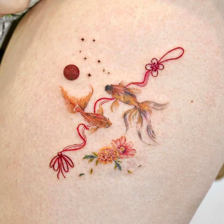 Tatuagem de signo de peixes no estilo aquarela, na coxa da perna