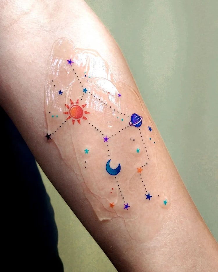 Tatuagem do signo virgem, constelação colorida com planeta, sol e lua