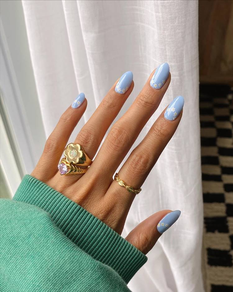 Unhas decoradas em tons de azul com Pequenas Margaridas na cutícula