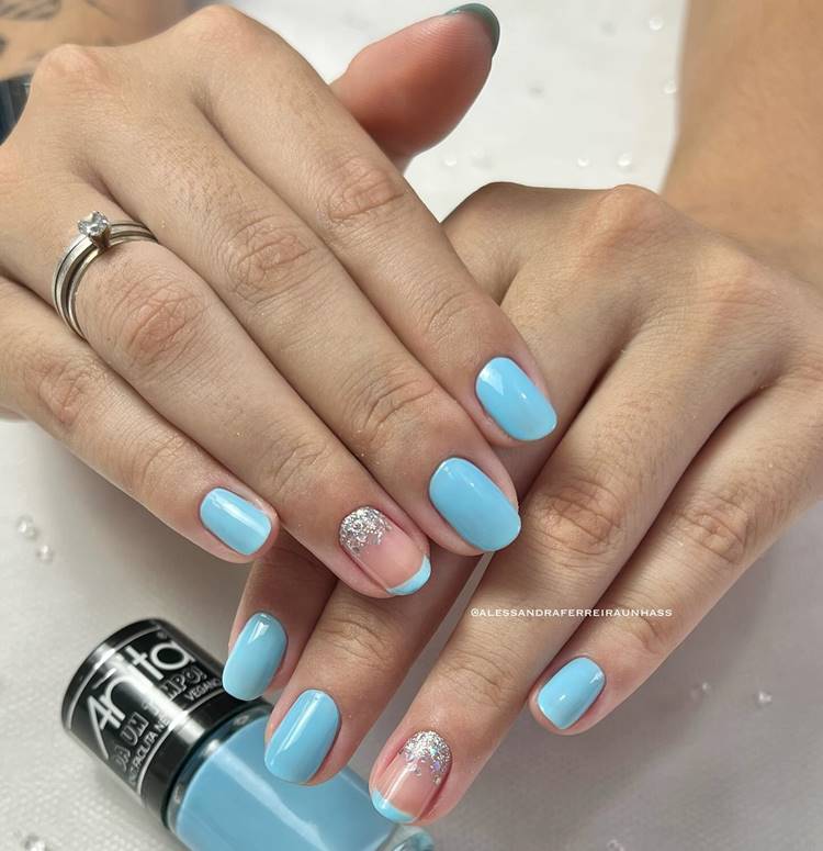 unha azul-claro confia a única decorada com francesinha e glitter prata na cutícula