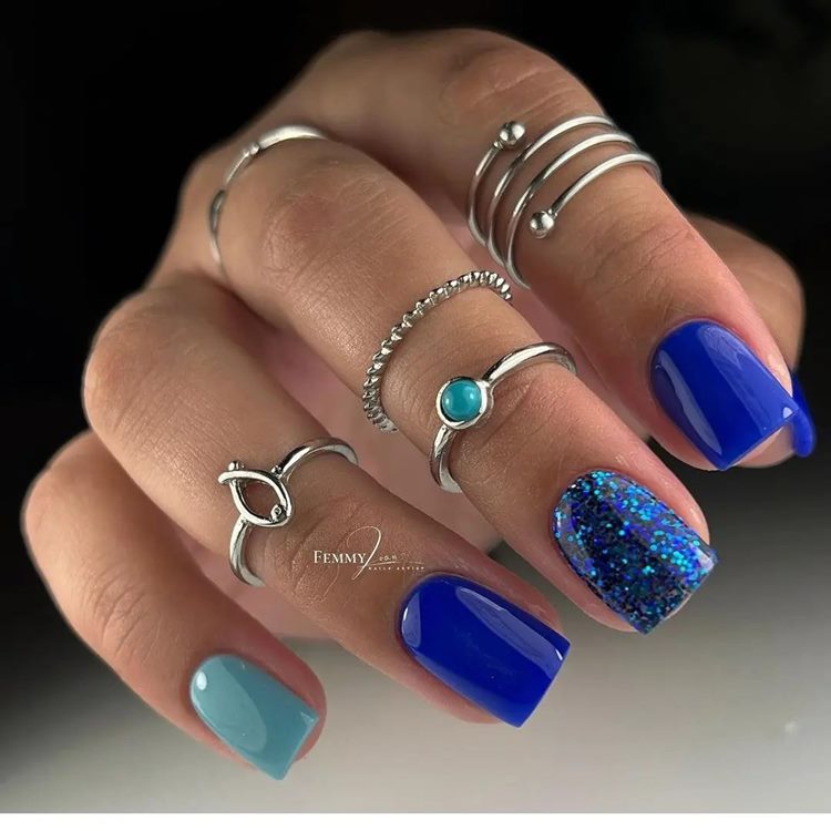 Unhas decoradas em tons de azul com Glitter