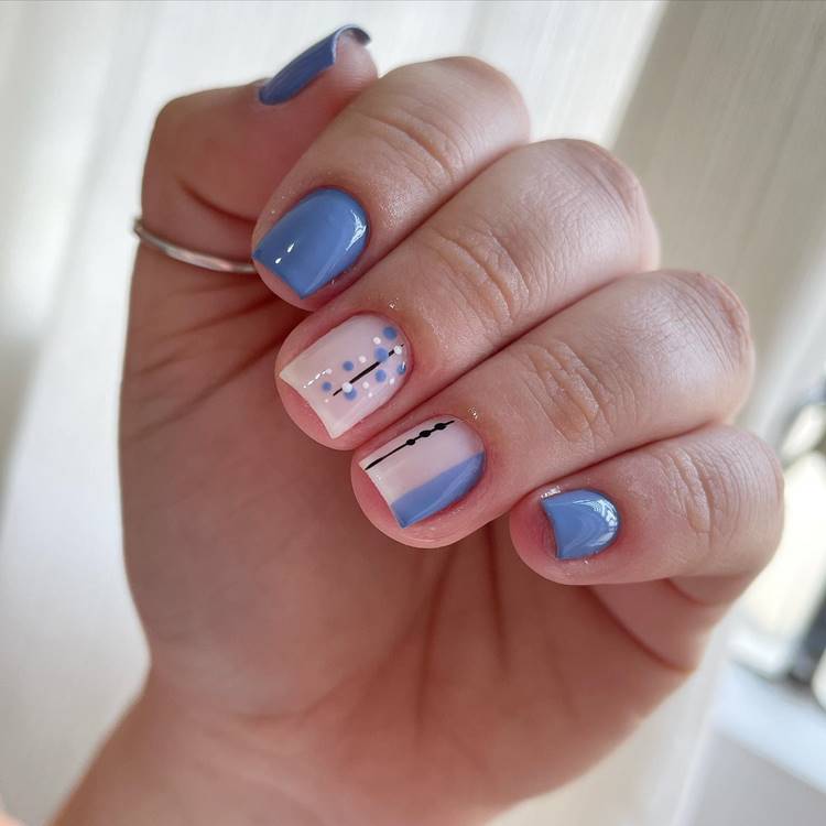 Unhas decoradas em tons de azul com bolinhas