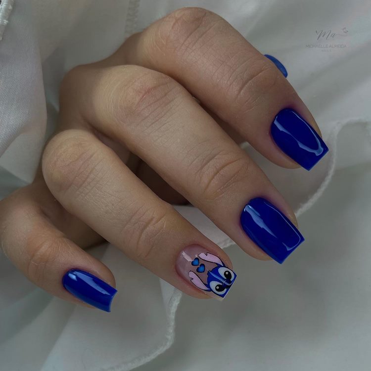 Unhas decoradas em tons de azul com Adesivo do personagem stitch
