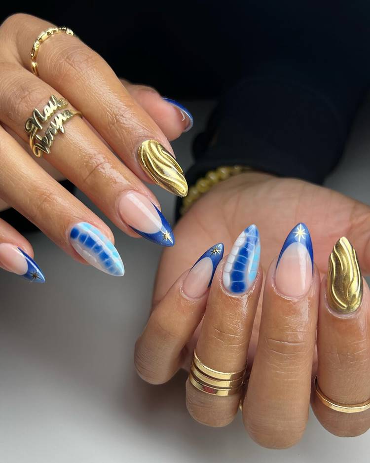 Unha azul e dourada com textura e nail art jelly