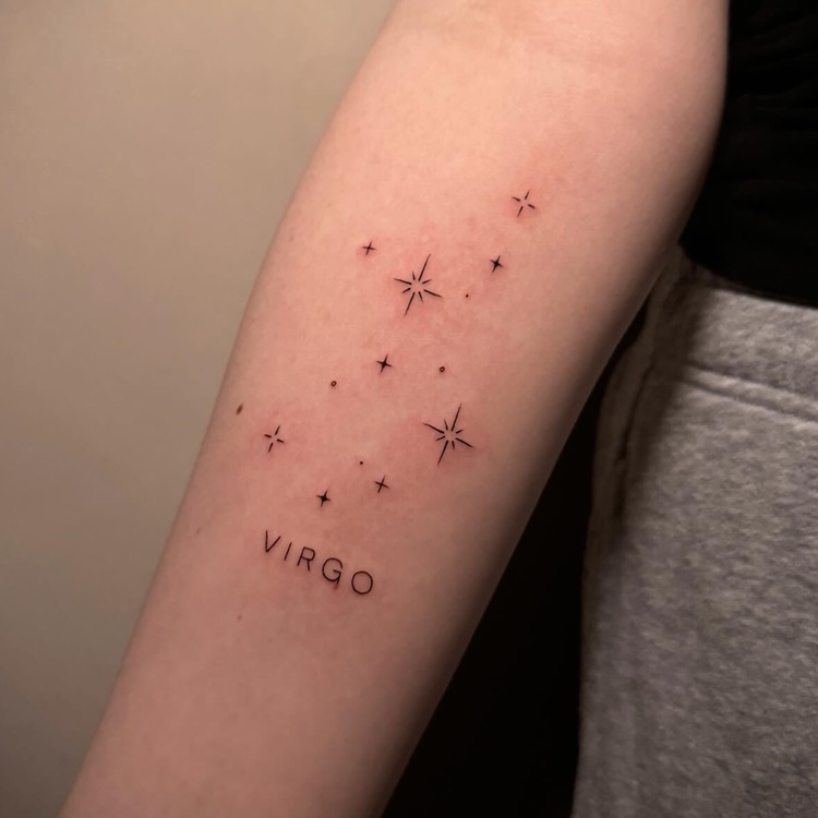 Tattoo de constelação do signo de Virgem, cores: preto. Constelação sem traços, escrito VIRGO embaixo