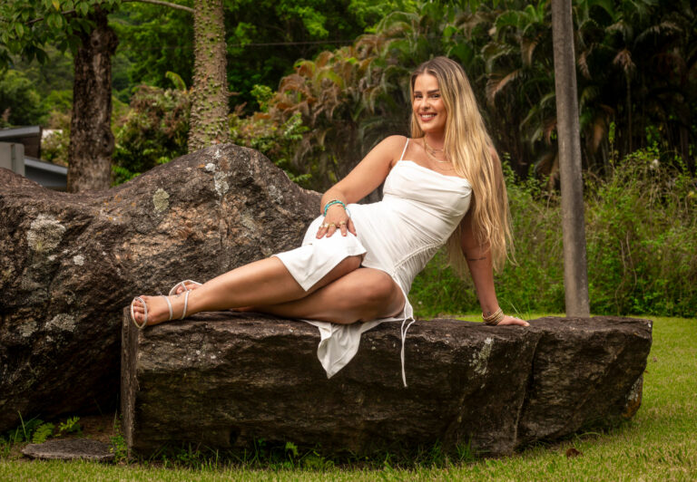 Yasmin Brunet posa para sessão de fotos