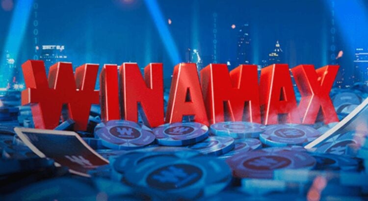 fundo azul com logo vermelho da Winamax. plataforma de poker online