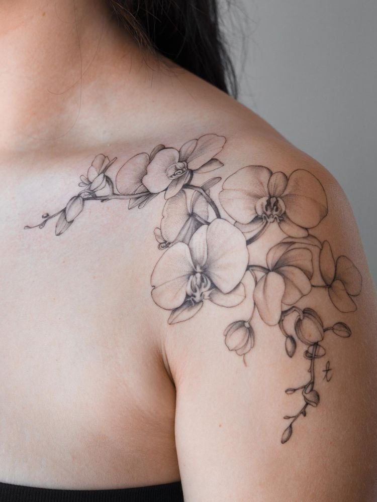tatuagem de orquídeas no ombro