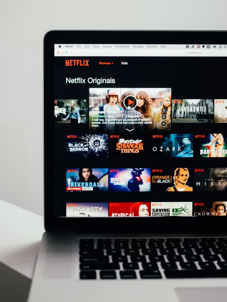 foto de notebook com tela aberta na Netflix, mostrando peças de audiovisual que influenciam nos cassinos online