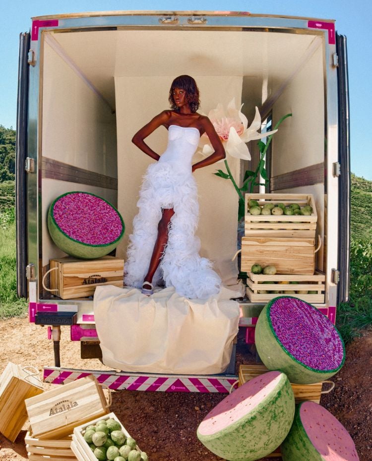 foto da campanha de PatBo gravada com iPhone mostra mulher usando vestido branco em caçamba de caminhão