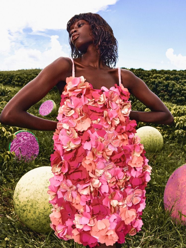 foto da campanha de PatBo gravada com iPhone mostra mulher usando vestido curto com aplicação de flores cor-de-rosa