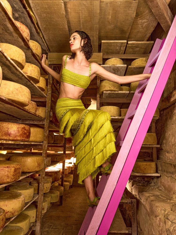 foto da campanha de PatBo gravada com iPhone mostra mulher usando cropped e saia longa de franjas, as duas peças em tom de verde