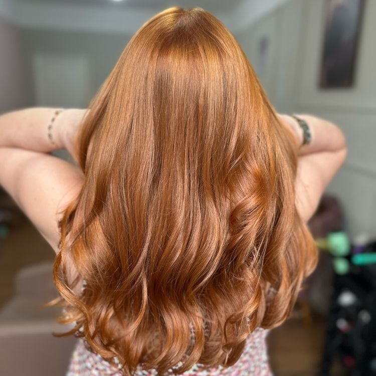 foto de mulher usando um dos tons de cabelo ruivo que é tendência, o ruivo dourado