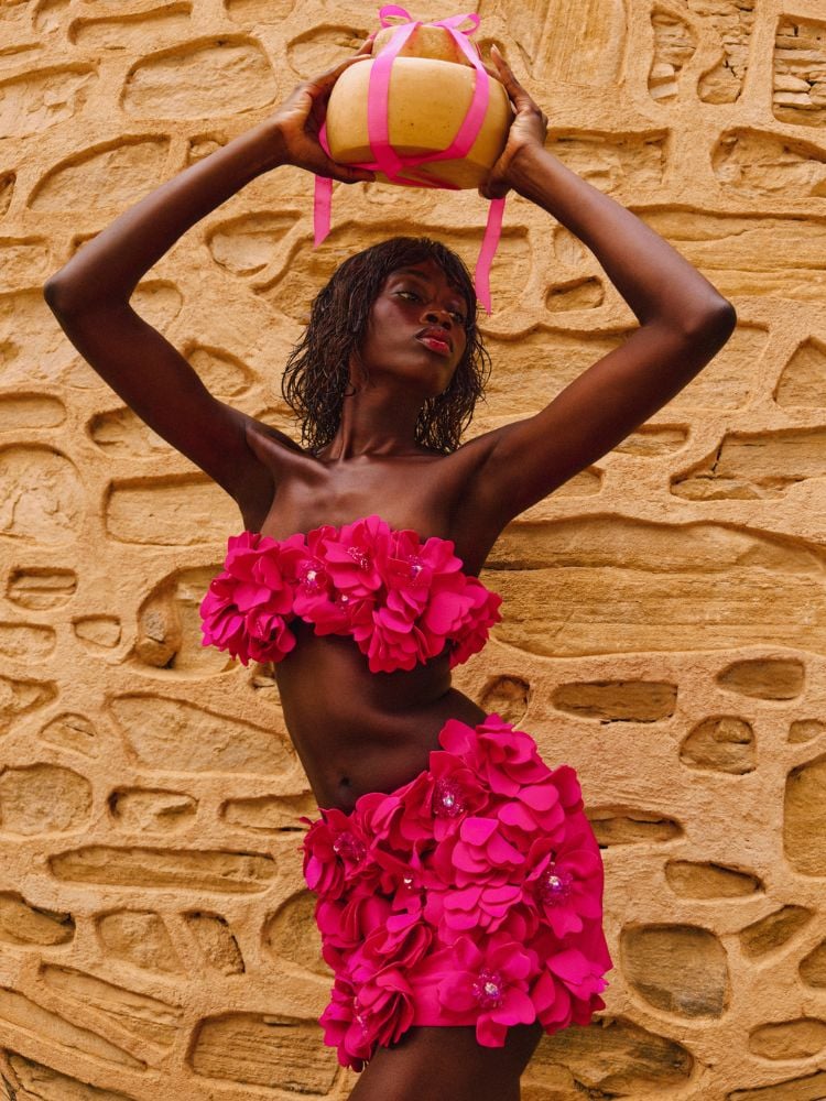 foto da campanha de PatBo gravada com iPhone mostra mulher usando cropped e saia com aplicação de flores cor-de-rosa