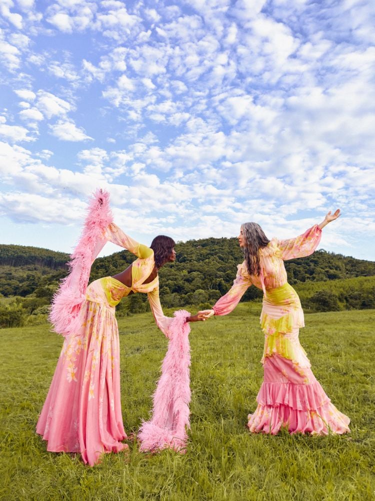 foto da campanha de PatBo gravada com iPhone mostra duas mulheres usando vestidos longos verde e rosa