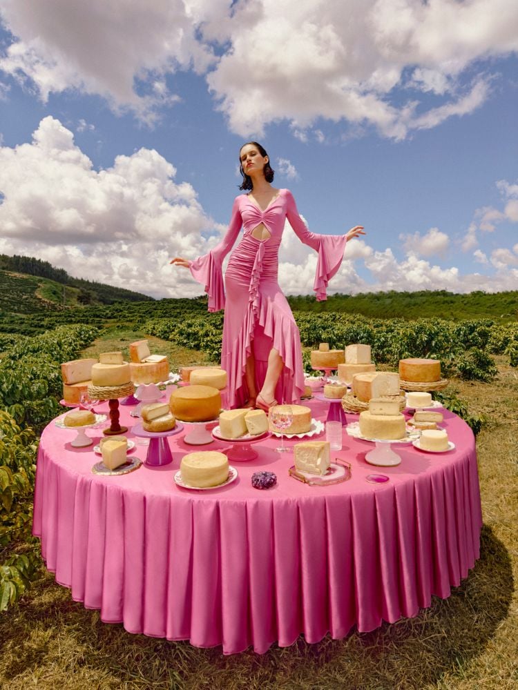 foto da campanha de PatBo gravada com iPhone mostra mulher usando vestido longo cor-de-rosa com franjas